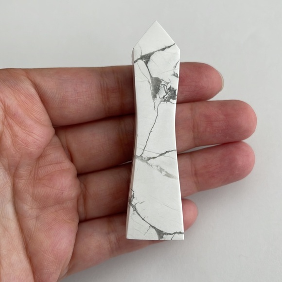 Howlite crystal tower - Picture 3 of 6